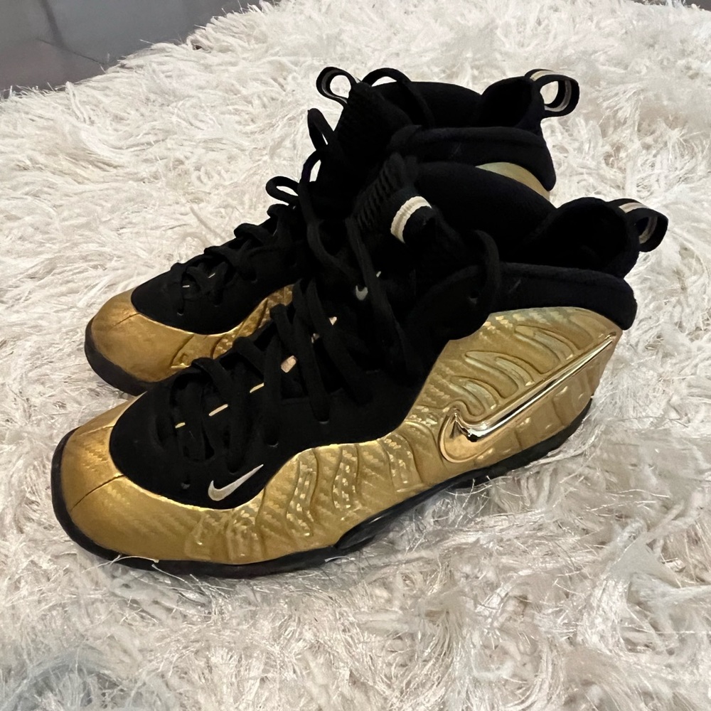 Nike sneakers size 4.5.